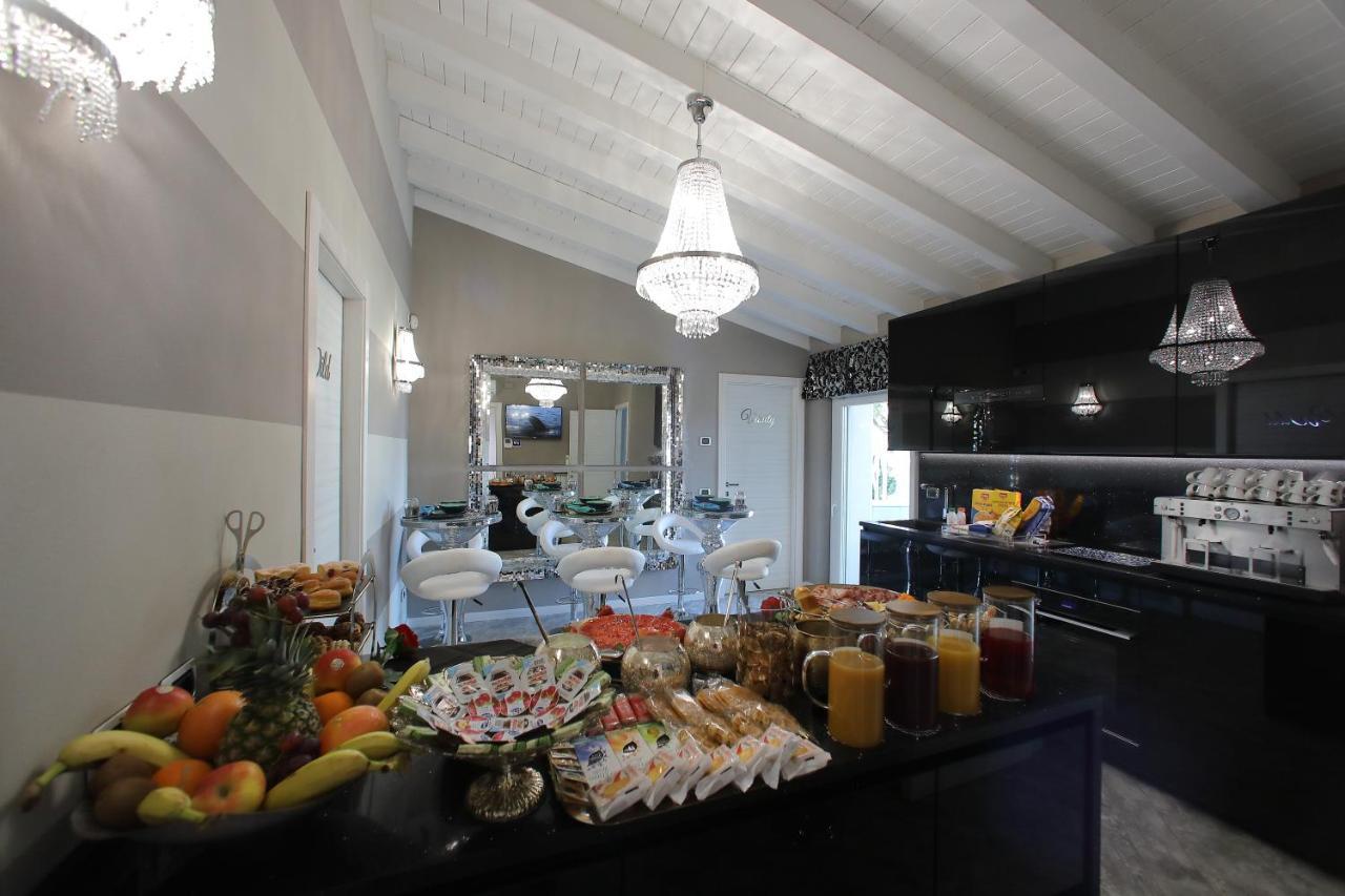 B&B Bellavista Exclusive In Zona Centrale Con Piscina Riscaldata E Jacuzzi Vista Lago Desenzano del Garda Ngoại thất bức ảnh